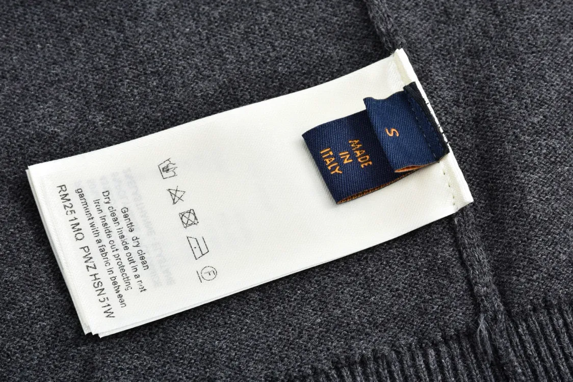 🅿️440 1v 25SS cuff jacquard crew neck sweater (grey) The original version was purchased for 15,100 and developed. The fabric is made of 55% cashmere fabric and 45% cotton. The fabric is soft and comfortable and does not cling to the upper body. The three-dimensional and stylish version can be worn outside or as a base layer. The fabric is washed frequently to fix the pattern and color. The jacquard is made of professional point jacquard on wool looms imported from Germany, and is reproduced from the original 1:1 scanned pattern. This round-neck pullover is made of soft cashmere in trendy tones and features Monogram elements on the ribbed knitted cuffs. It goes well with a variety of looks. Size:S-M-L-XL